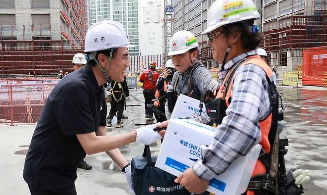 지난 3일 권창준 고용노동부 차관이 서울 용산구 건설현장을 방문해 폭염예방키트를 전달하고 있다. 고용노동부 제공
