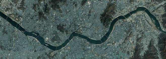 2020년 서울 한강의 항공 사진. 백사장이 완전히 사라졌고, 하천 구간이 모두 물로 덮였다. 섬들에 많은 변화가 일어났다. 김원 제공