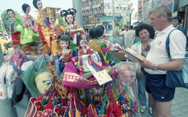 한 외국인이 1988년 서울올림픽 개최 당시 한국을 방문해 기념품을 고르고 있다. 한국일보 자료사진