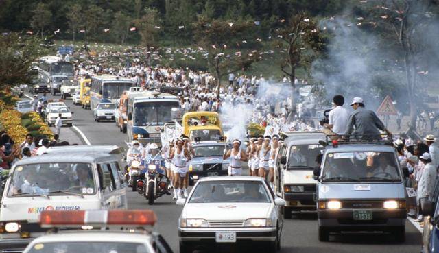 1988년 개최된 서울올림픽 당시 성화 봉송 장면. 한국일보 자료사진