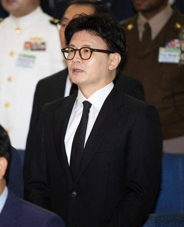 한동훈 전 국민의힘 대표가 6월 29일 경기 평택시 해군 2함대 사령부에서 열린 제2연평해전 승전 23주년 기념식에서 애국가를 제창하고 있다. 뉴스1