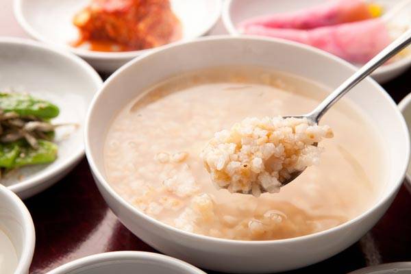 물에 밥을 말아먹는 식습관은 오히려 소화를 방해하는 등 위 기능을 저하시킨다./사진=게티이미지뱅크