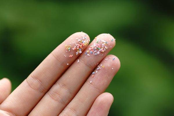 인간의 정액과 난자 난포액에서도 미세플라스틱이 검출됐다는 연구 결과가 나왔다./사진=게티이미지뱅크