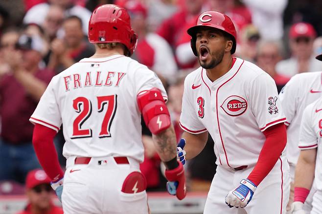 <yonhap photo-2585=""> CINCINNATI, OHIO - APRIL 17: Jake Fraley #27 and Jeimer Candelario #3 of the Cincinnati Reds celebrate after Fraley hit a grand slam in the eighth inning against the Seattle Mariners at Great American Ball Park on April 17, 2025 in Cincinnati, Ohio. Dylan Buell/Getty Images/AFP (Photo by Dylan Buell / GETTY IMAGES NORTH AMERICA / Getty Images via AFP)/2025-04-18 06:51:02/ <저작권자 ⓒ 1980-2025 ㈜연합뉴스. 무단 전재 재배포 금지, AI 학습 및 활용 금지></yonhap>
