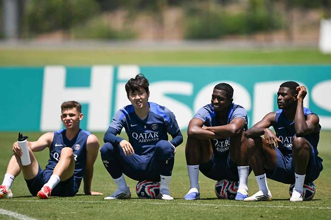 <yonhap photo-1399=""> (L-R) Paris Saint-Germain's Brazilian midfielder Gabriel Moscardo, Korean midfielder Lee Kang-in, Ecuadorian defender William Pacho and Portuguese defender Nuno Mendes participate during a training session at UC Irvine Athletics in Los Angeles on June 18, 2025, ahead of the Club World Cup 2025 football match between Paris Saint-Germain and Brazil's Botafogo. (Photo by YURI CORTEZ / AFP)/2025-06-19 06:16:25/ <저작권자 ⓒ 1980-2025 ㈜연합뉴스. 무단 전재 재배포 금지, AI 학습 및 활용 금지></yonhap>