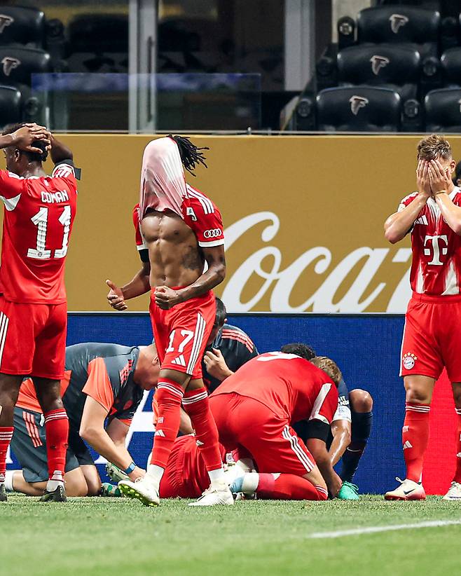 6일 PSG와의 2025 FIFA 클럽 월드컵 8강전 중 상대 골키퍼 돈나룸마와 경합하다 큰 부상을 입은 무시알라(아래)가 치료를 받고 있다. 주위 동료들이 그의 부상을 확인하고 큰 충격에 빠진 모습. 사진=블리처리포트