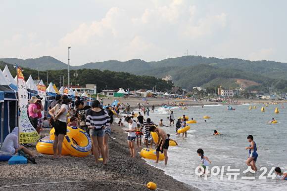 나정고운모래해변에 모인 시민과 관광객들이 바다에서 물놀이를 하며 한여름의 정취를 만끽하고 있다. [사진=경주시청]