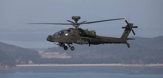 김명수 합참의장이 지난 1월 24일 경기도 이천시 육군항공사령부 예하 아파치 항공대대에서 공격헬기 아파치에 탑승해 지휘비행을 하며 군사대비태세를 점검하고 있다. 사진 합참