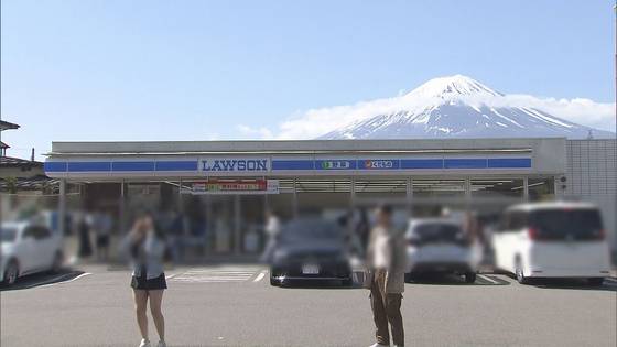 후지산 배경으로 유명한 일본 야마나시현 후지카와구치코의 로손 편의점. 테레비아사히 캡처