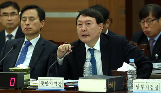 2017년 국정감사에 출석한 윤석열 당시 서울중앙지검장. 왼쪽 조은석 내란 특검은 당시 서울고검장이었다. 중앙포토