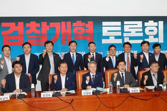 2일 서울 여의도 국회에서 열린 더불어민주당 검찰개혁토론회에서 당대표 후보인 정청래·박찬대 의원과 토론회 주최자인 민형배, 김용민, 장경태 의원 등 참석자들이 기념촬영 하고 있다. 연합뉴스