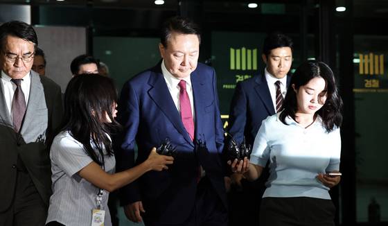 윤석열 전 대통령이 지난 5일 오후 서초구 서울고검에서 내란 특검팀의 2차 소환 조사를 받은 뒤 청사를 나서고 있다. 뉴스1