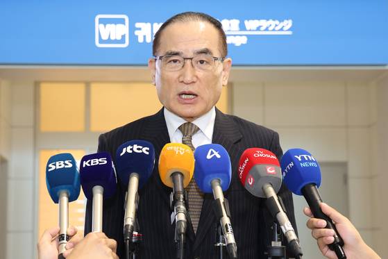 위성락 국가안보실장이 6일 오전 인천국제공항을 통해 미국으로 출국하기 앞서 취재진의 질문에 답하고 있다. 위성락 실장은 미국 측 인사들과 관세 등 현안 관련 논의에 나설 계획이다. 뉴스1