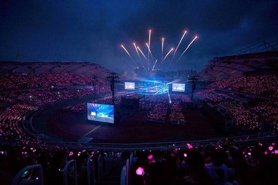 블랙핑크는 양일 경기 고양종합운동장 주경기장을 채운 약 7만8000명의 관객과 함께 월드투어 출발을 알렸다. 사진 YG엔터테인먼트