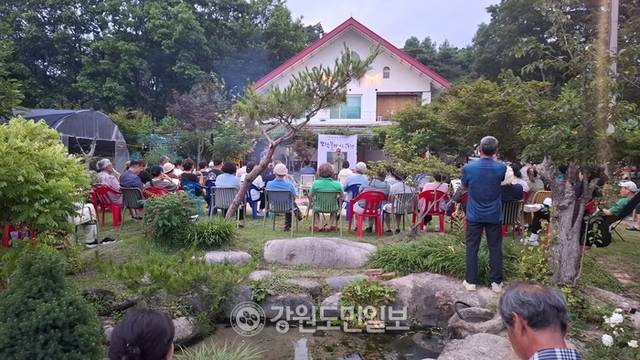 ▲ 문학 동인 나무발자국은 지난 5일 홍천 서석면 하이디 치유농원에서 여름밤 시 콘서트 ‘모닥불멍 시 읽다’ 행사를 열었다. 이날 낭송회는 허림·고철·신현옥·오창화·차재운·최산 시인 등이 참여했으며 클래식기타리스트 허영근과 가수 녹우 김성호가 출연했다.