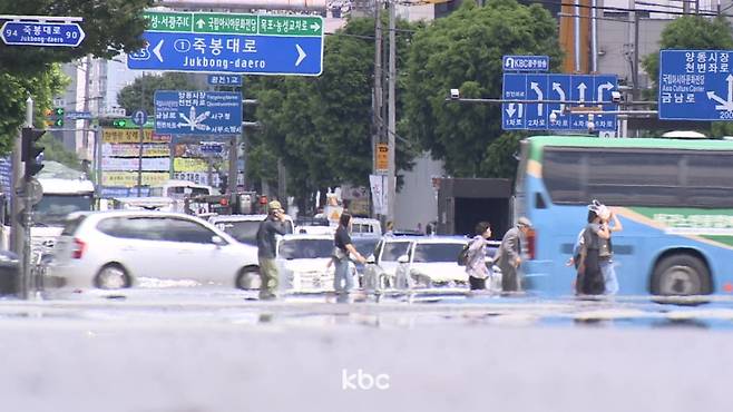 ▲폭염에 펄펄 끓는 도로