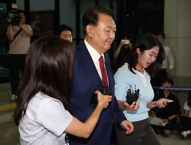 출석할 때처럼…입 꾹 닫고 집으로 윤석열 전 대통령이 지난 5일 밤 서울고검에서 내란 특검의 2차 조사를 마치고 귀가하고 있다. 연합뉴스