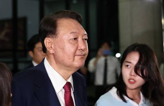 Former President Yoon Suk Yeol leaves the Seoul High Prosecutors’ Office building in southern Seoul on July 5 after undergoing a second round of questioning by the special counsel team investigating insurrection allegations. [NEWS1]