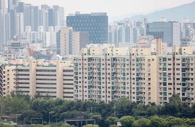 지난달 26일 서울 성동구 달맞이공원에서 바라본 강남구 압구정동 아파트의 모습. 연합뉴스
