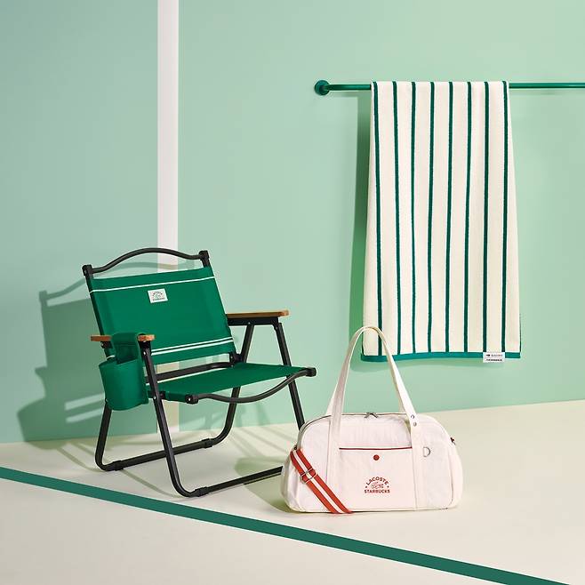 스타벅스 코리아가 프랑스 패션 스포츠 브랜드 ‘라코스테(LACOSTE)’ 와 손잡고 지난달 22일부터 오는 20일까지 약 두 달간 2025 여름 e-프리퀀시 사은 행사를 진행한다. 스타벅스 제공