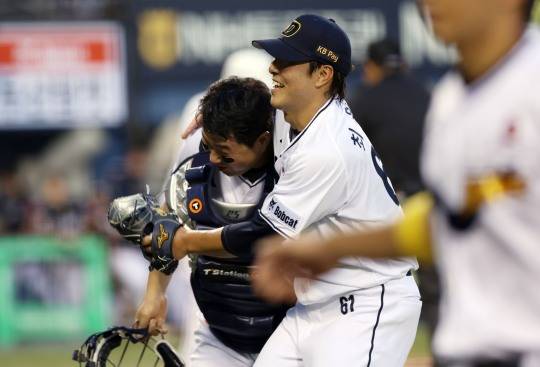 6회를 마치고 양의지를 껴안은 두산 최원준. 사진[연합뉴스]