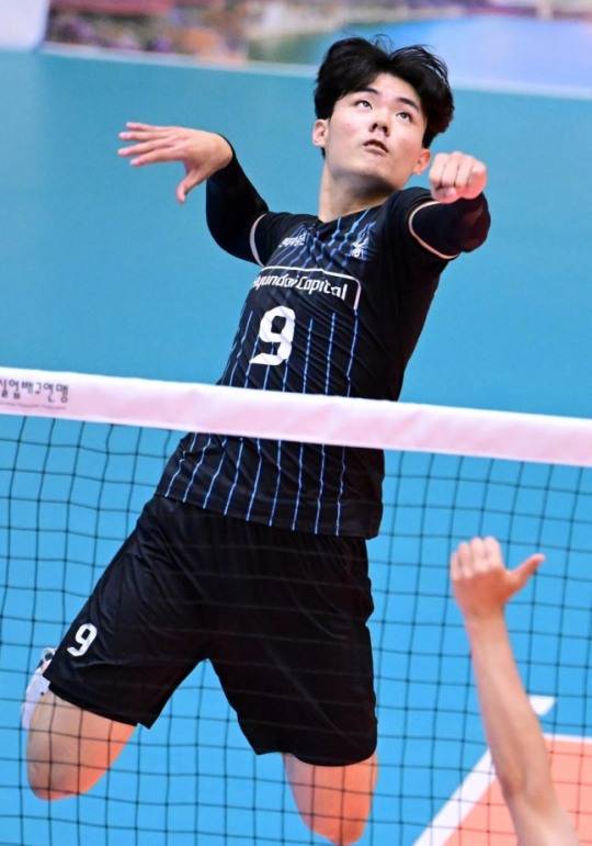 스파이크하는 현대캐피탈의 이재현 / 한국배구연맹 제공.