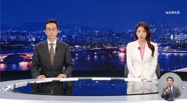 ▲김경호 김초롱 MBC 주말앵커가 5일 뉴스데스크 클로징멘트에서 박수영 국민의힘 의원의 부산시민 25만원 필요없다 발언을 비판하고 있다. 사진=MBC 뉴스데스크 영상 갈무리