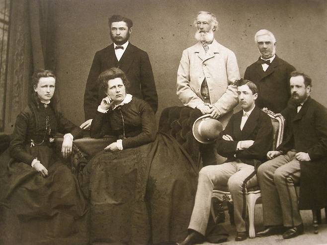 “프리드리히, 좀 사내다운 포즈를 취하거라.” 윗줄 흰 수염이 대포왕 알프레드, 그 아래 젊은 남성이 아들 프리드리히다.