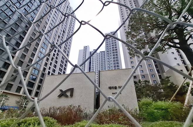 정부가 6억원 이상 주택담보대출을 금지하는 초고강도 대출 규제를 시행하면서 서울 부동산 시장이 혼란에 빠졌다. 사진은 지난달 30일부터 입주가 시작된 서초메이플 자이.    이승환 기자