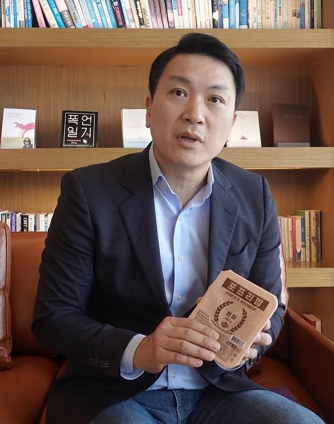 김회수 포프리 대표가 블렌딩쌀로 만든 즉석밥에 대해 설명하고 있다.