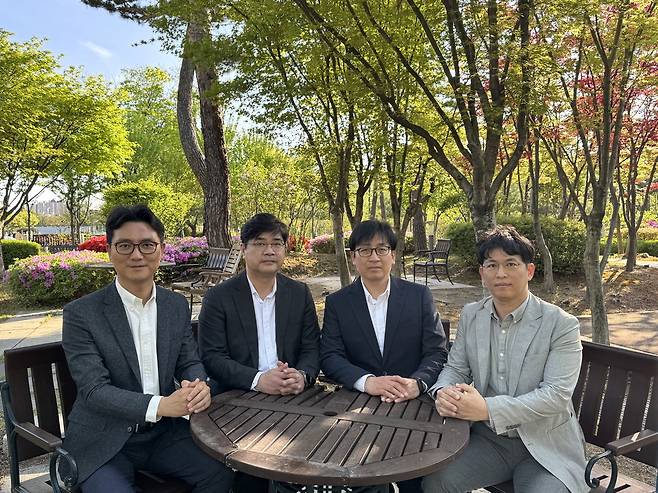 왼쪽부터 김진호 삼성전자 그룹장, 이영오 노바게이트테크놀로지 CTO, 황정호·고대성 삼성전자 수석연구원. 삼성전자