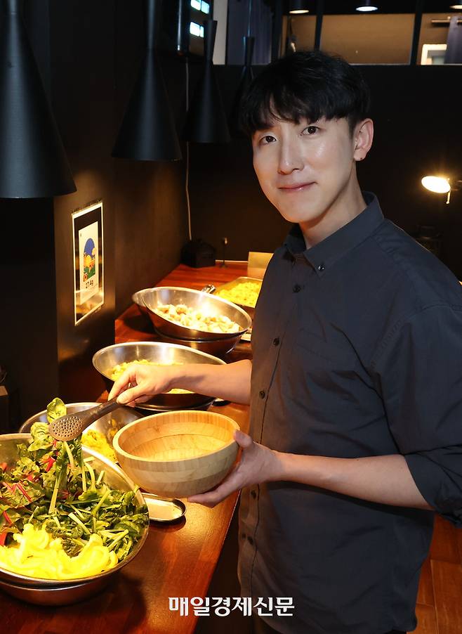 구교찬 스톡홀름 샐러드 대표가 서울 관악구에 있는 신림점 매장에서 샐러드를 담고 있다. [이승환기자]