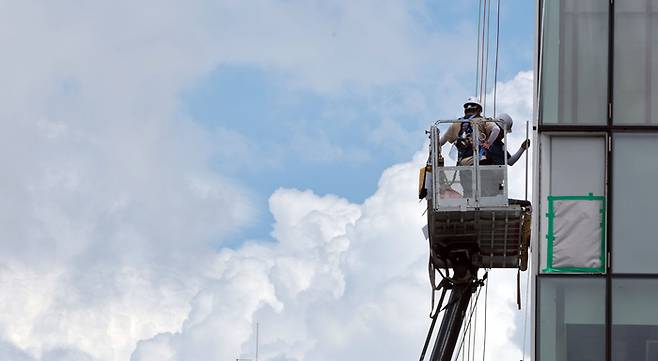 무더운 날씨 이어지면서 전국 대부분 지역에 폭염특보가 발효된 1일 서울 광화문광장의 한 리모델링 공사현장에서 근로자들이 작업을 하고 있다. 2025.7.1 [사진 = 연합뉴스]