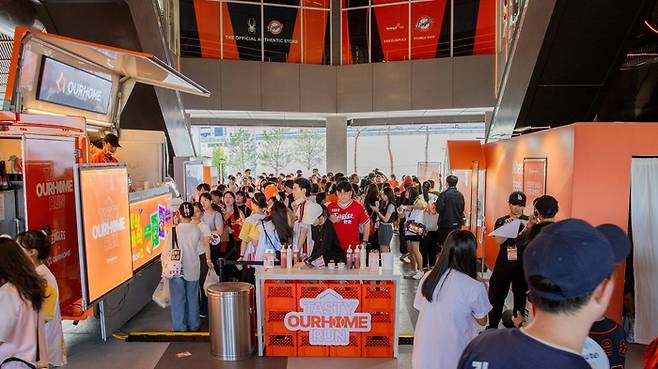 아워홈이 대전 한화생명볼파크 중앙홀에서 특별 프로모션 ‘아워홈런’ 이벤트를 진행했다. (아워홈 제공)