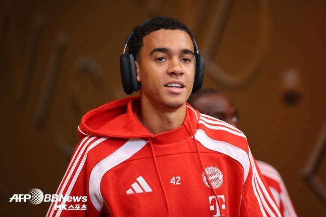 경기를 앞두고 있던 자말 무시알라. 사진=ⓒAFPBBNews = News1