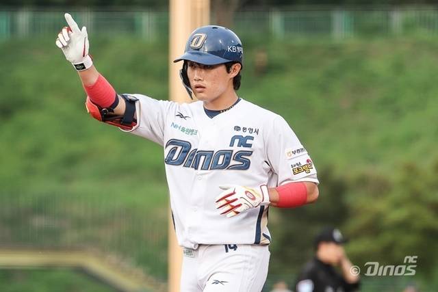 6일 창원 SSG전에서 밀어내기 사구로 결승 타점을 올린 최정원. 사진=NC 제공