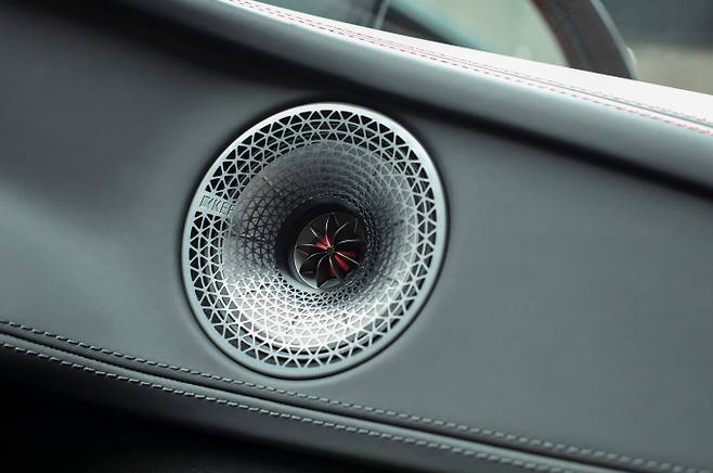 엘레트라 전 트림에는 영국 KEF 레퍼런스 서라운드 시스템이 탑재됐다. /사진=로터스코리아