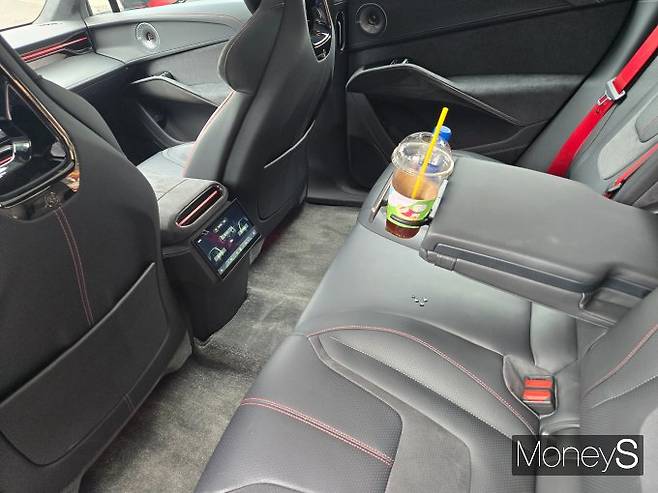 엘레트라R의 2열은 성인 여성이 편하게 다리를 뻗을 수 있을 정도로 넉넉했다. /사진=김이재 기자