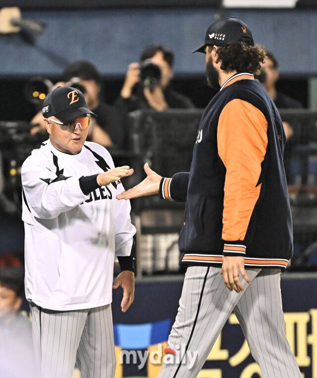 28일 오후 서울 잠실야구장에서 진행된 '2025 프로야구 KBO리그' LG트윈스와 한화이글스의 경기. 한화 김경문 감독이 6-5로 승리한 뒤 폰세와 환호하고 있다./마이데일리