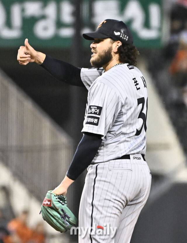 28일 오후 서울 잠실야구장에서 진행된 '2025 프로야구 KBO리그' LG트윈스와 한화이글스의 경기. 한화 폰세가 6회말 박해민의 강습 타구에 발을 맞은 뒤 괜찮다는 제스처를 취하고 있다./마이데일리