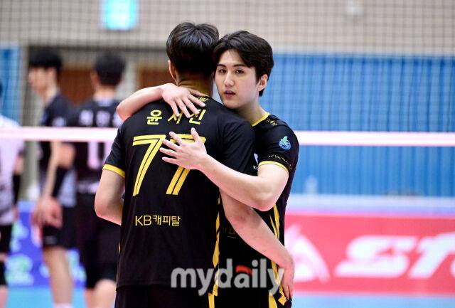 득점한 윤서진을 안아주는 박현빈./단양=유진형 기자