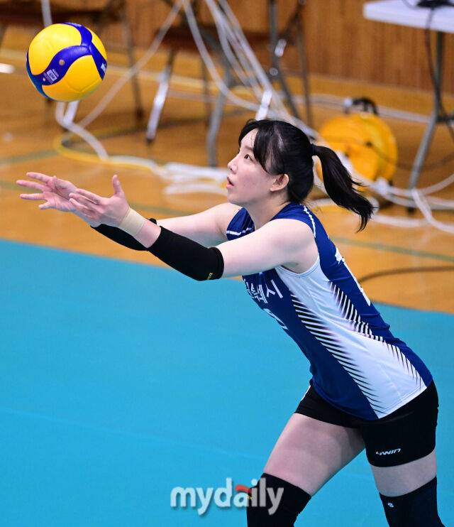 2025년 7월 3일 충청북도 단양군체육관에서 '2025 한국실업배구연맹&프로배구퓨처스 챔프전 단양대회', 현대건설과 수원특례시청의 경기가 열렸다. 수원특례시청 고민지가 서브를 넣고 있다./마이데일리