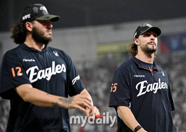 27일 오후 인천광역시 문학동 SSG랜더스필드에서 진행된 '2025 프로야구 KBO리그' SSG랜더스와 한화이글스의 경기. 한화 폰세와 와이스가 6-8로 패한 뒤 아쉬워 하고 있다./마이데일리