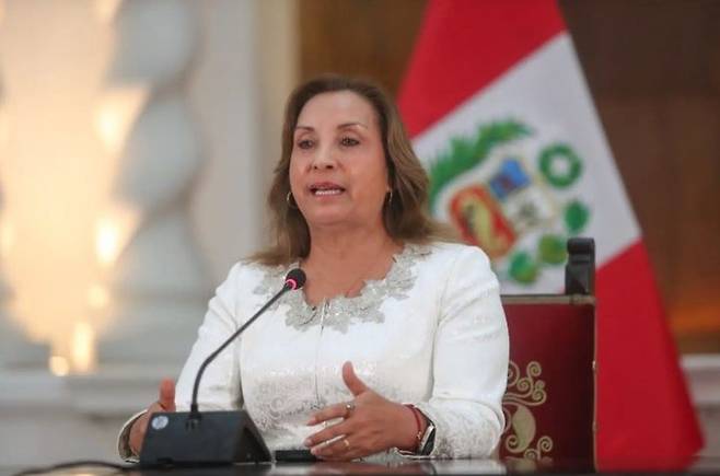 [서울=뉴시스] 디나 볼루아르테(62·여) 페루 대통령은 2%%의 지지율에도 불구하고 대통령 급여를 두 배로 인상하며 논란에 휩싸였다. (사진='콜롬비아 원' 캡처) 2025.07.04 *재판매 및 DB 금지