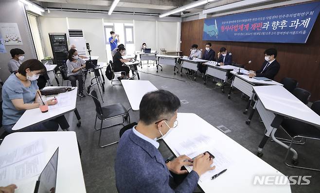 [서울=뉴시스] 김근수 기자 = 오병두 참여연대 형사사법개혁사업단장이 18일 오후 서울시 종로구 참여연대 아름드리홀에서 열린 '검·경개혁을 위한 형사사법체계 개편과 향후 과제' 토론회에서 발언하고 있다.  2022.07.18. ks@newsis.com