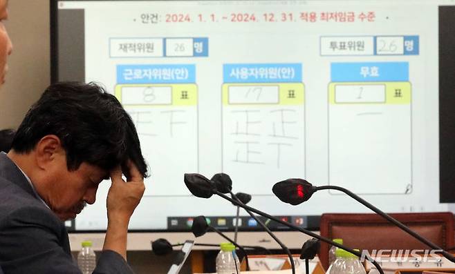 [세종=뉴시스] 강종민 기자 = 권순원 최저임금위원회 공익위원이 세종시 정부세종청사 최저임금위원회 전원회의실에서 2024년도 적용 최저임금에 대한 투표 결과와 과정 등을 설명하며 안타까운 표정을 짓고 있다. 2023.07.19. ppkjm@newsis.com