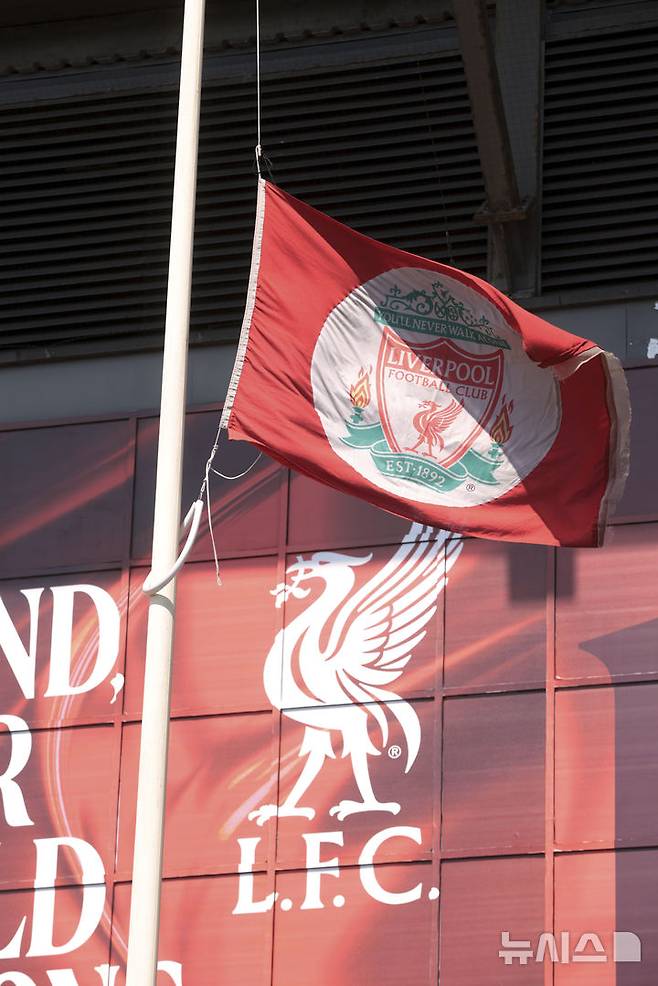 [리버풀=AP/뉴시스] 3일(현지 시간) 잉글랜드 프리미어리그(EPL) 리버풀의 홈구장인 안필드 경기장에 이날 새벽 교통사고로 숨진 공격수 디오구 조타(28)를 추모하는 의미로 구단 깃발이 조기로 걸려 있다. 조타는 동생 안드레 시우바와 함께 차량으로 이동하던 중 스페인 사모라 인근에서 사고로 목숨을 잃었다. 2025.07.04.