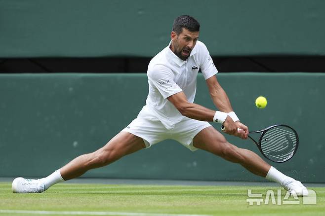 [런던=AP/뉴시스] 노바크 조코비치(6위·세르비아)가 5일(현지 시간) 영국 런던 올잉글랜드 클럽에서 열린 2025 윔블던 테니스 대회 남자 단식 3회전에서 미오미르 케츠마노비치(49위·세르비아)와 경기하고 있다. 조코비치가 3-0(6-3 6-0 6-4)으로 승리하고 윔블던 사상 두 번째 단식 100승 고지에 오르면서 16강에 진출했다. 2025.07.06.