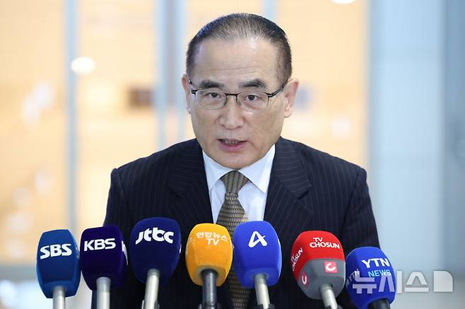 [인천공항=뉴시스] 조성우 기자 =  위성락 대통령실 국가안보실장이 6일 오전 인천국제공항 제2여객터미널에서 미국으로 출국하기 전 취재진 질문에 답변하고 있다. 2025.07.06. xconfind@newsis.com