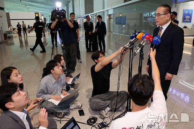[인천공항=뉴시스] 조성우 기자 =  위성락 대통령실 국가안보실장이 6일 오전 인천국제공항 제2여객터미널에서 미국으로 출국하기 전 취재진 질문에 답변하고 있다. 2025.07.06. xconfind@newsis.com